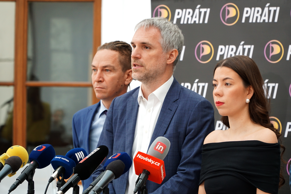Vláda si otevírá dveře k politickým čistkám. Piráti kvůli služebnímu zákonu zamíří k Ústavnímu soudu