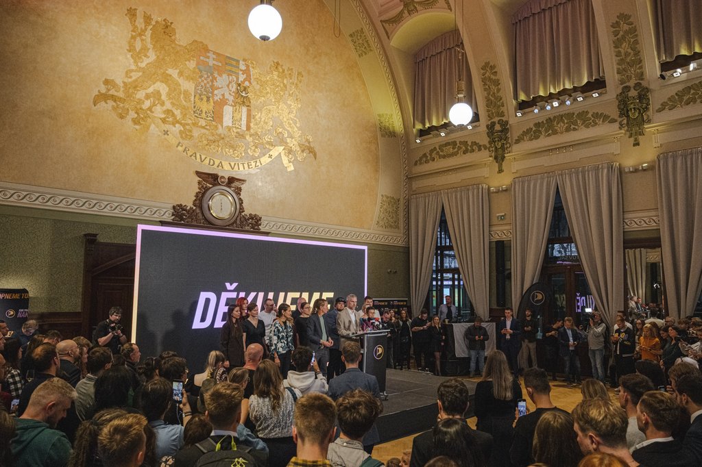 Piráti budou mít ve Sněmovně silný klub 18 poslankyň a poslanců. Podle Hřiba splnili Piráti svůj cíl porazit SPD