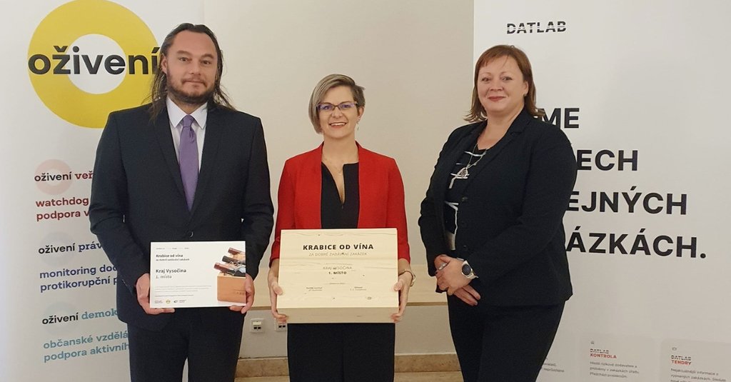 posts/2022-11-23-kraj-vysocina-ziskal-krabici-od-vina-za-nejlepsiho-zadavatele-verejnych-zakazek.jpg